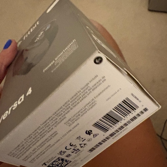 Fitbit Versa 4 Fitness Smartwatch with Daily Readiness, GPS, 24/7 Heart Rate, 40 - Picture 3 of 5